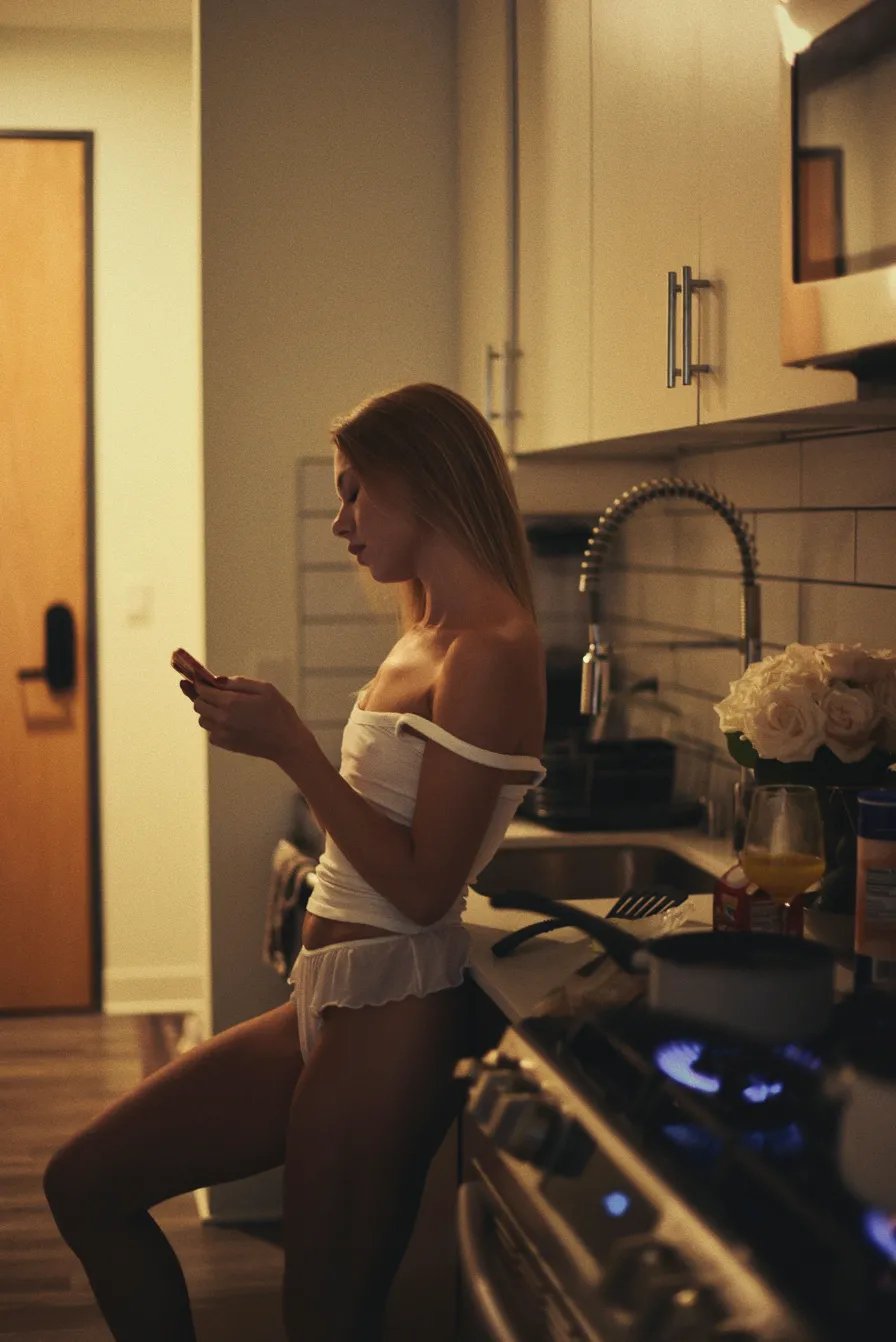 Donna la sera, in un momento per sé