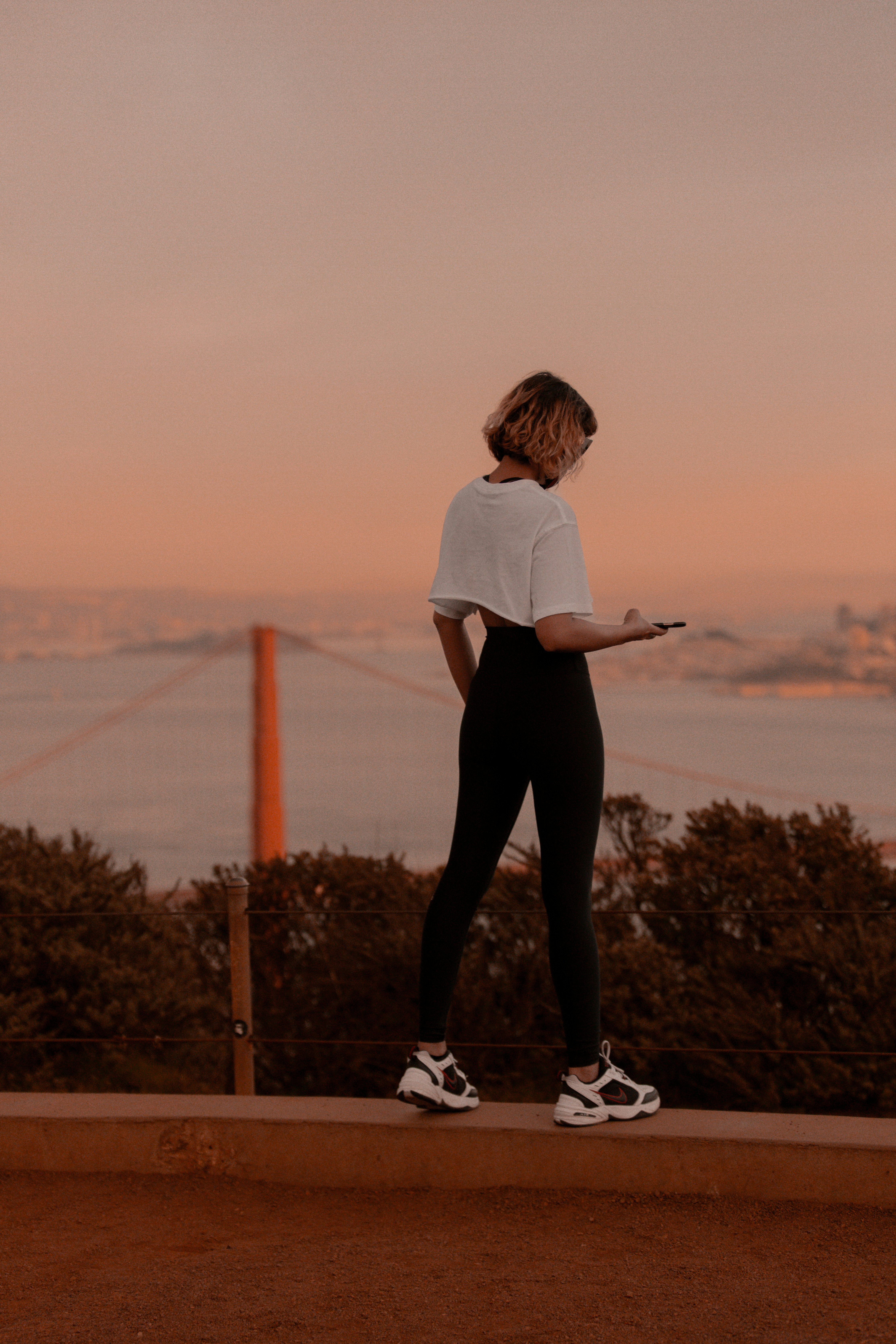 Donna al tramonto davanti al Golden Gate